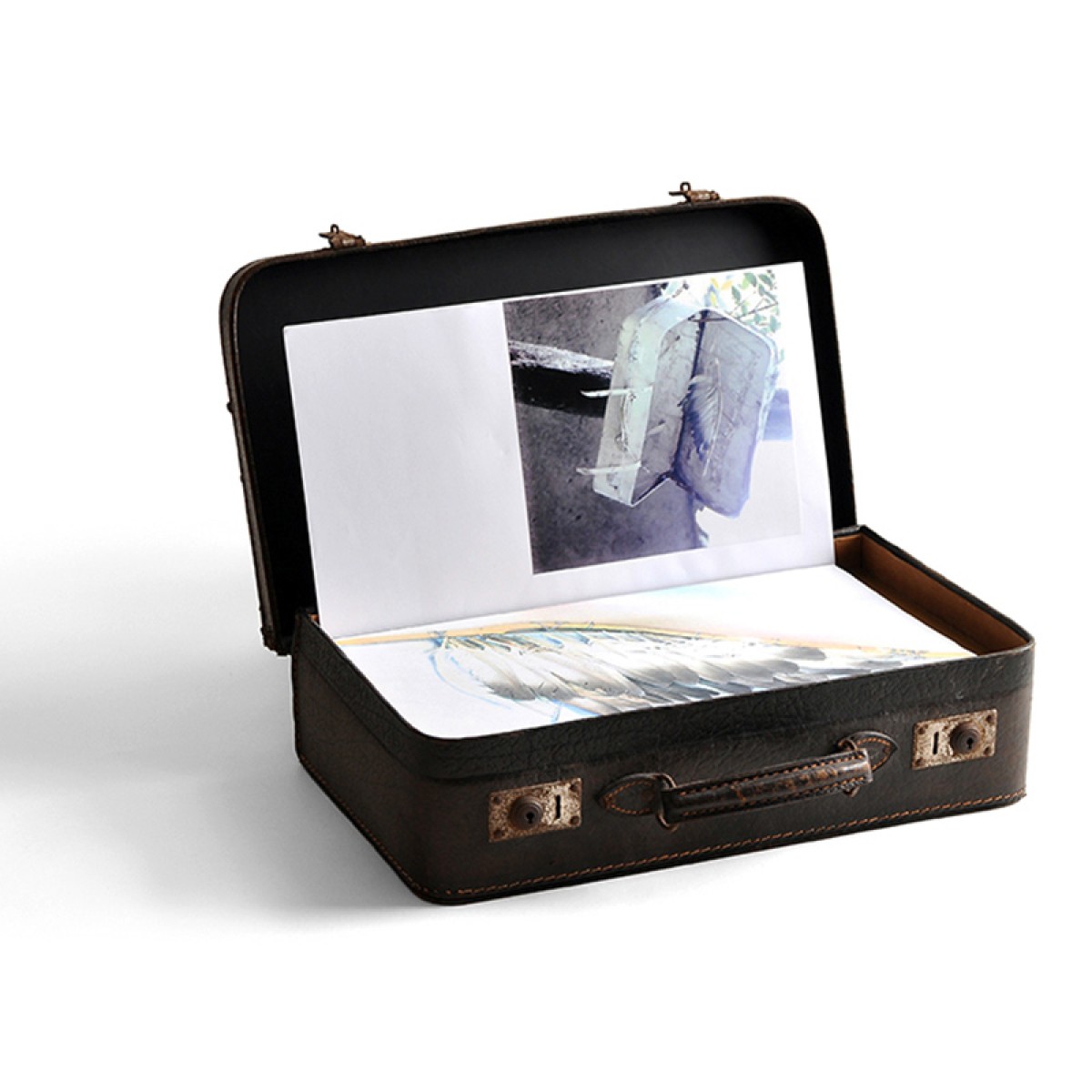 Buchseiten: Leggerezza // Flügelkoffer